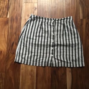 Cute mini skirt with black and white stripes!